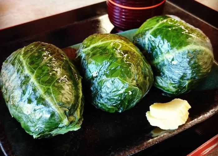 Three portions of meharizushi on a tray