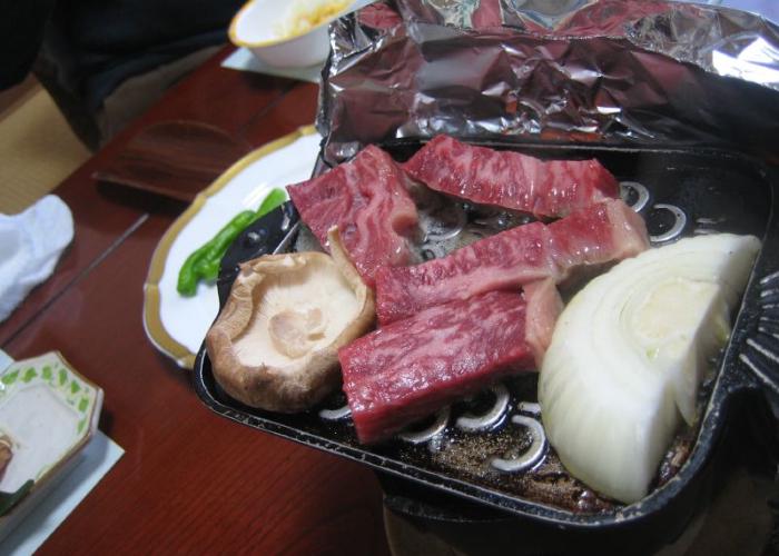 A yakiniku grill with mushrooms and thick-cut beef