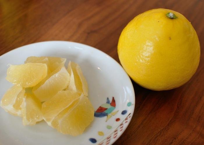 Hyuganatsu citrus fruit grown in Miyazaki, one whole fruit next to a plate of citrus segments