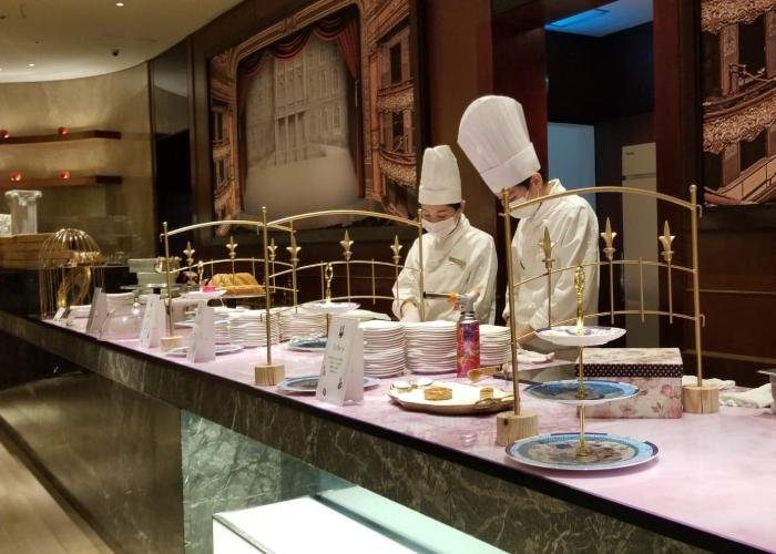 Chefs wearing all white at the live station of the Hilton Tokyo's Marble Lounge during the afternoon tea service