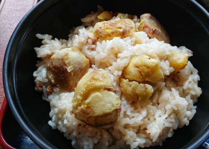Rice topped with roasted chestnuts