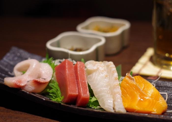 Rectangular plate with 4 kinds of sashimi