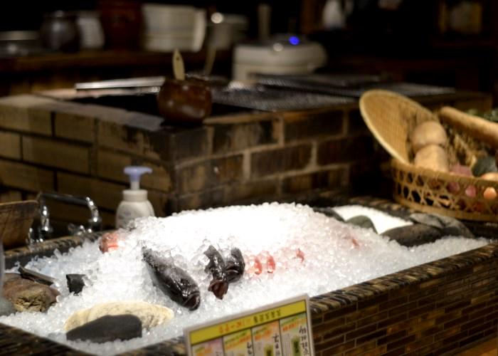 Fresh fish on ice at Robatasho in Shinjuku