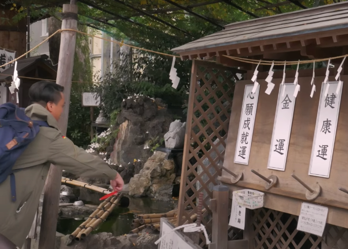 Marvin throwing hoops at Hikawa Jinja Shrine in Kawagoe