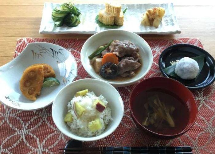Overhead shot of a kaiseki meal with six different dishes