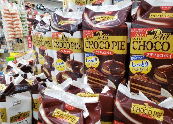 Packages of chocolate and vanilla cream Choco Pies on grocery shelves