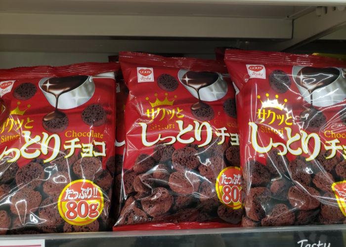 Packages of Shittori Choco on grocery shelves
