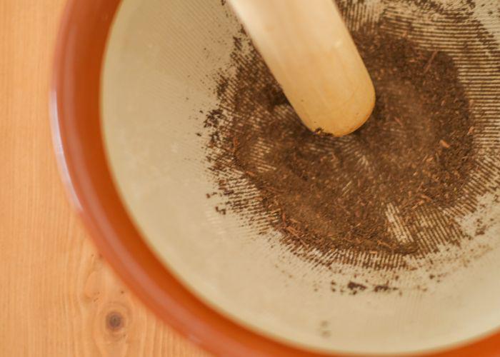 Grinding hojicha in a suribachi mortar