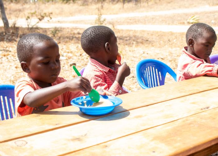 Children in Malawi eating porridge provided by Seibo JAPAN