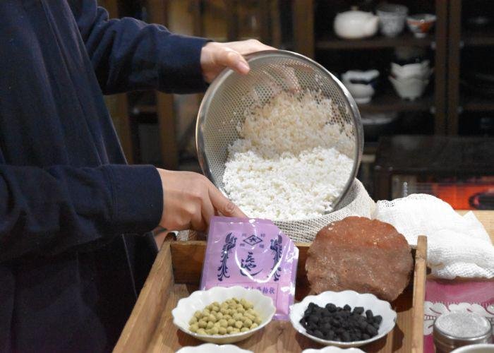Making koji during the "Fermentation Cooking and 3-Day Traditional House Stay in Nara" Eat! Meet! Japan experience. 