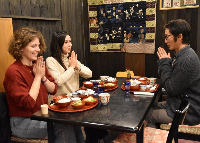 Sitting down to a meal in Kyoto during the "Sake Tasting in Kyoto With Your Own Handmade Wooden Cup" Eat! Meet! Japan experience. 
