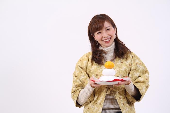 Lady in Kimono holding kagami mochi on a plate