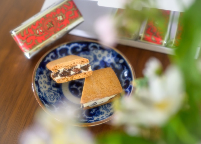 A Marusei Butter Sandwich cut in half on a blue plate.