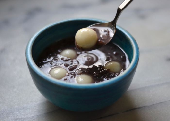 Cold oshiruko with dango in a blue bowl