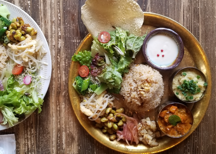 Two colorful vegan lunch plates from Meu Nota in Koenji