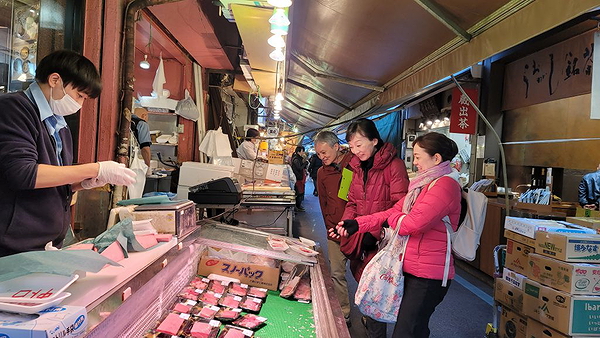 English Tour of Tsukiji Market & Sushi-Making Experience 4