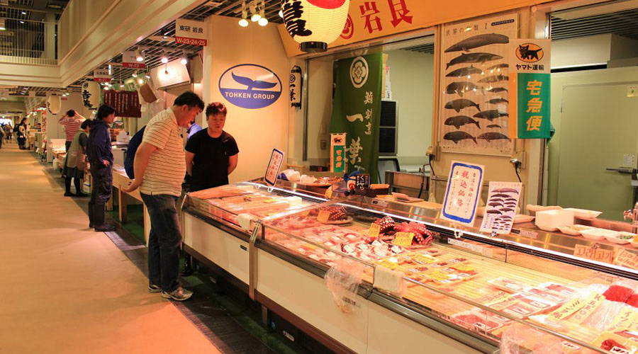 Lunch and Tour at One of the World's Largest Fish Markets 1