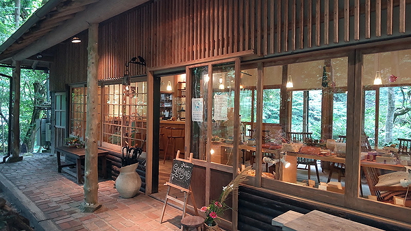 Charming rustic restaurant with inviting outdoor seating area