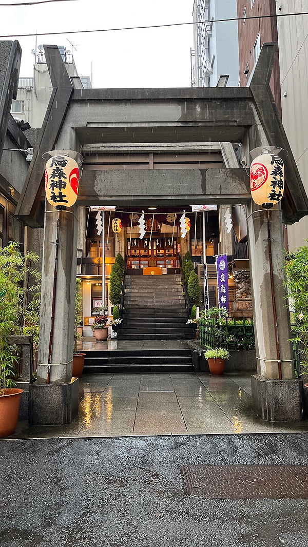 Traditional Japanese restaurant entrance with lanterns and architecture