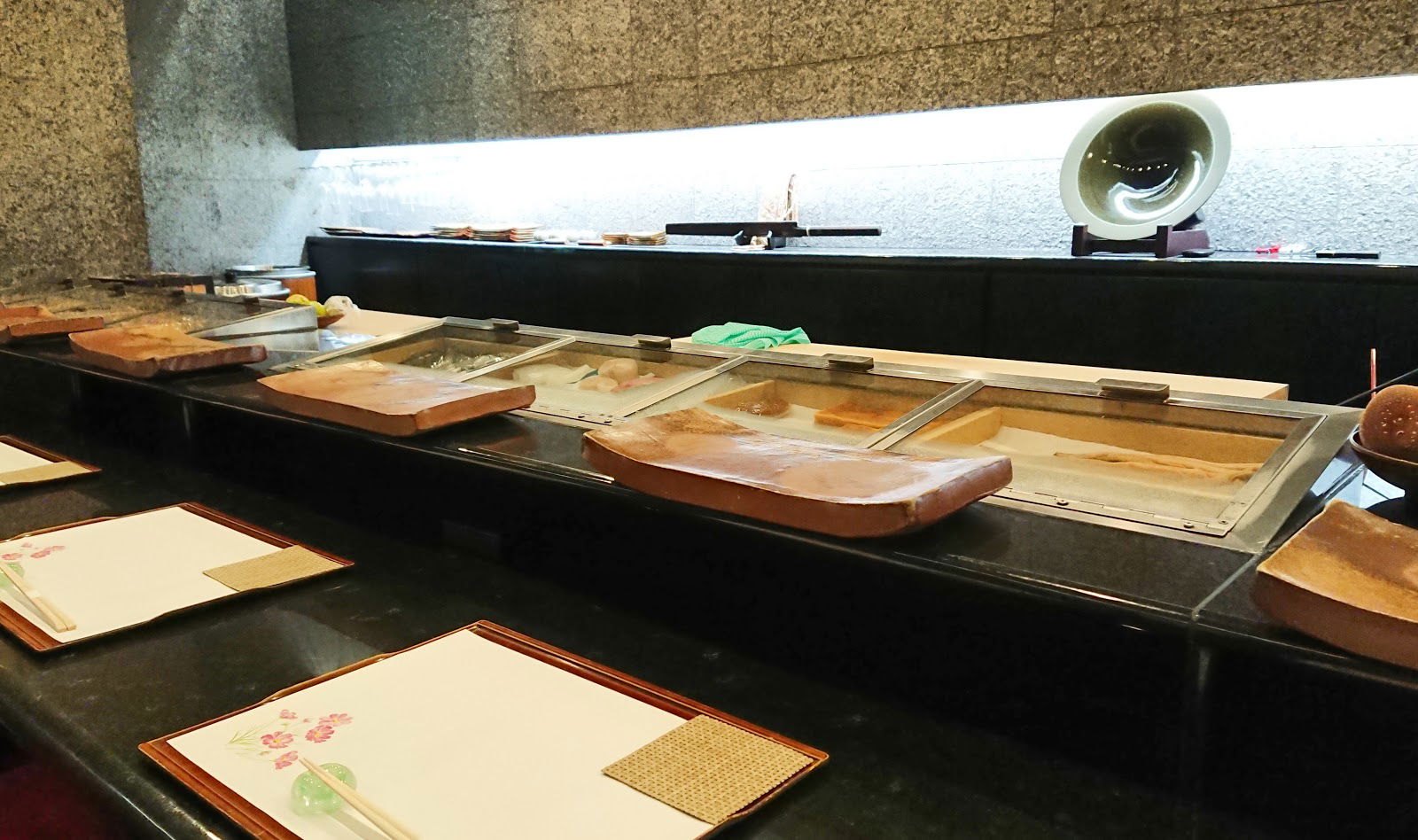 Empty counter seats at Sushi Nanba (Toyama), awaiting new diners.