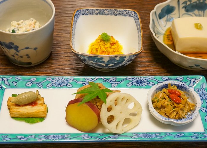 kaiseiki meal presented in little dishes 