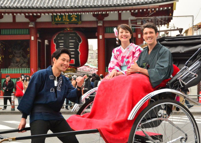 Couple in a rickshaw in Asakusa 