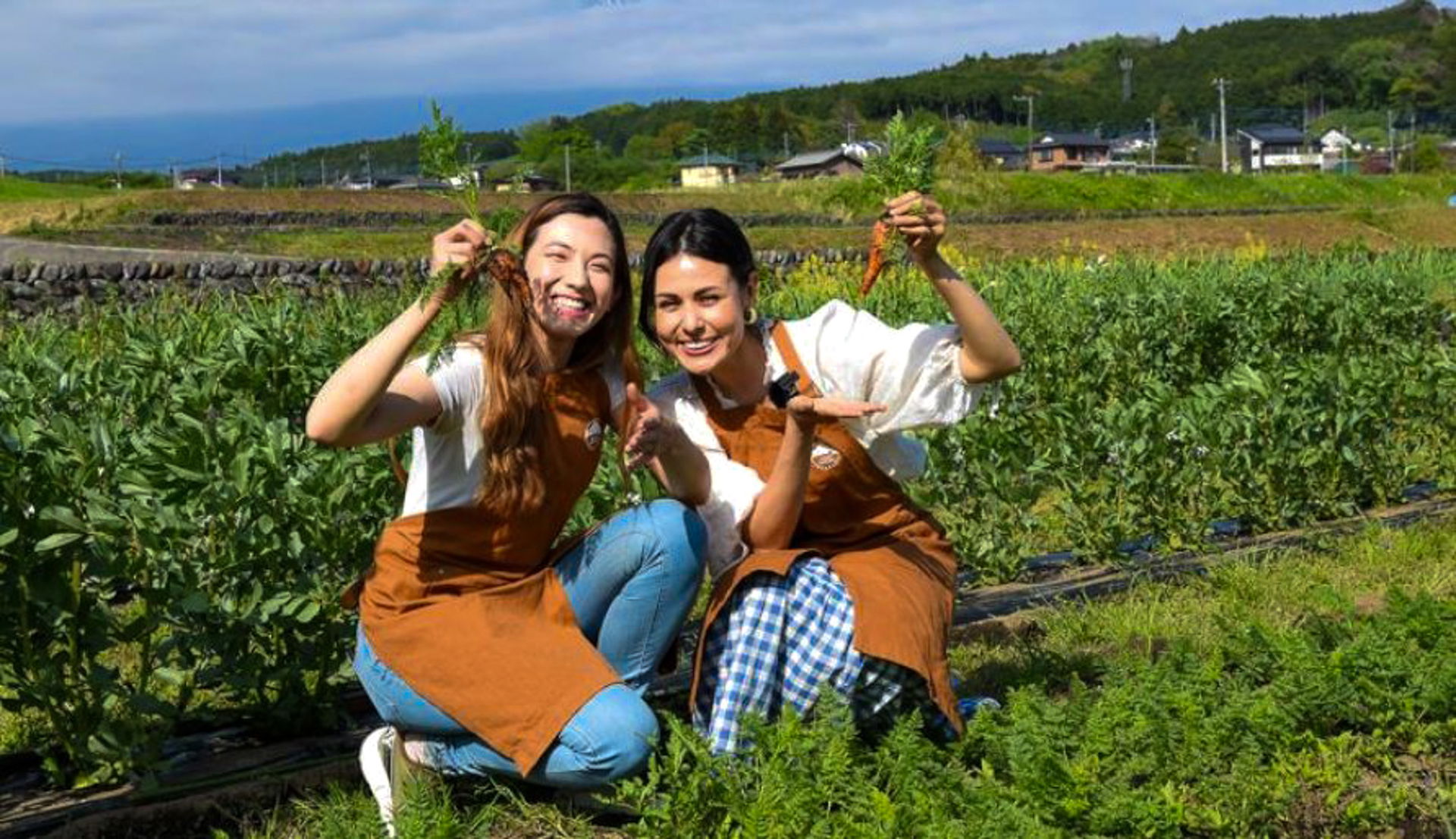 Shizuka and Leina harvesting local vegetables during a glamping tour