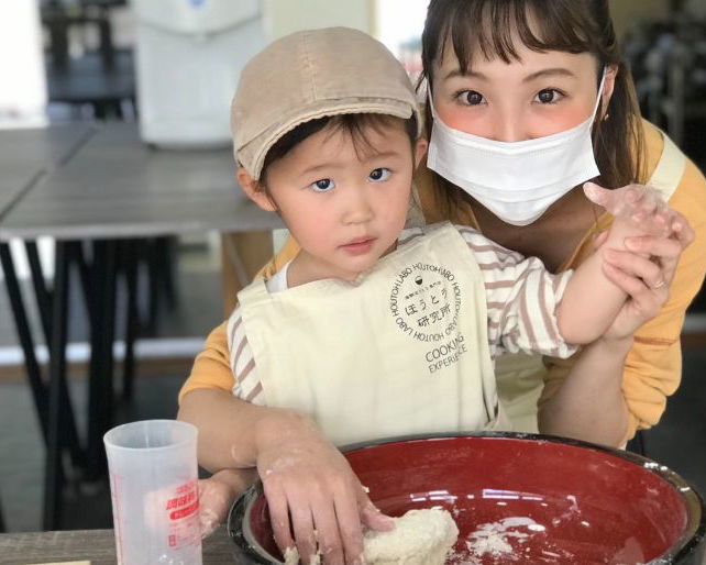 A mother and child making hotou noodles.