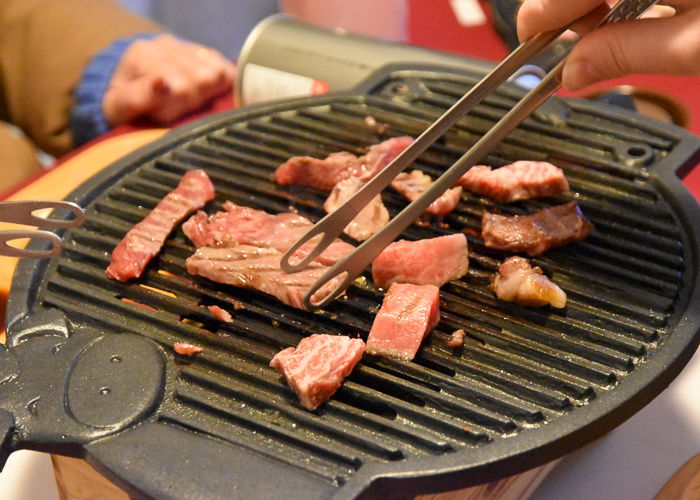 Grilling meat yakiniku