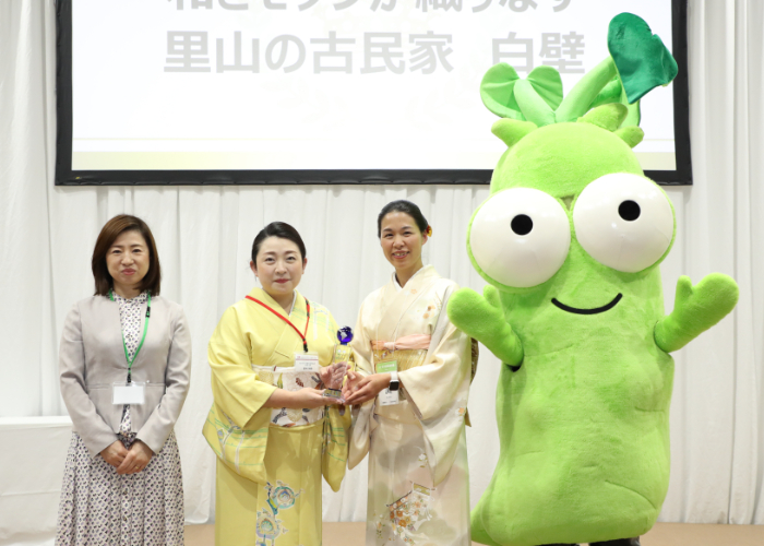 Winners of the Eat! Meet! Japan Award Ceremony with Shizuoka Prefecture's wasabi mascot