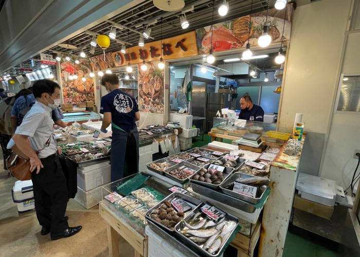 Tsukiji Outer Market Tour and Unlimited Sake Tasting  5