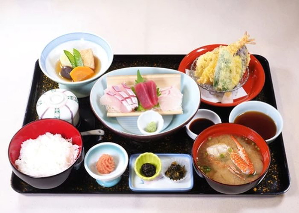 Relaxing Stroll and Tasty Lunch with a Hakata Food Lover 1