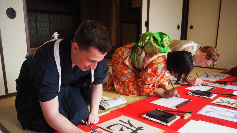 Miyajima Tea Ceremony, Calligraphy, and Kimono Experience 4