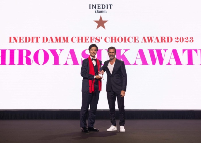 Hiroyasu Kawate stands with a felow chef while recieving an award