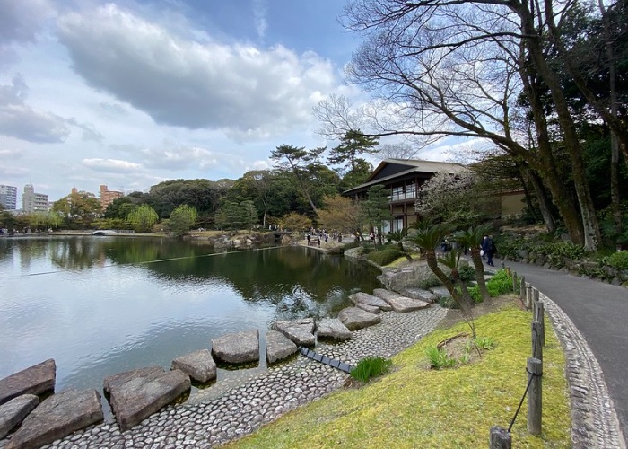 The pavilion at Tokugawa Garden overlooking a big lake.
