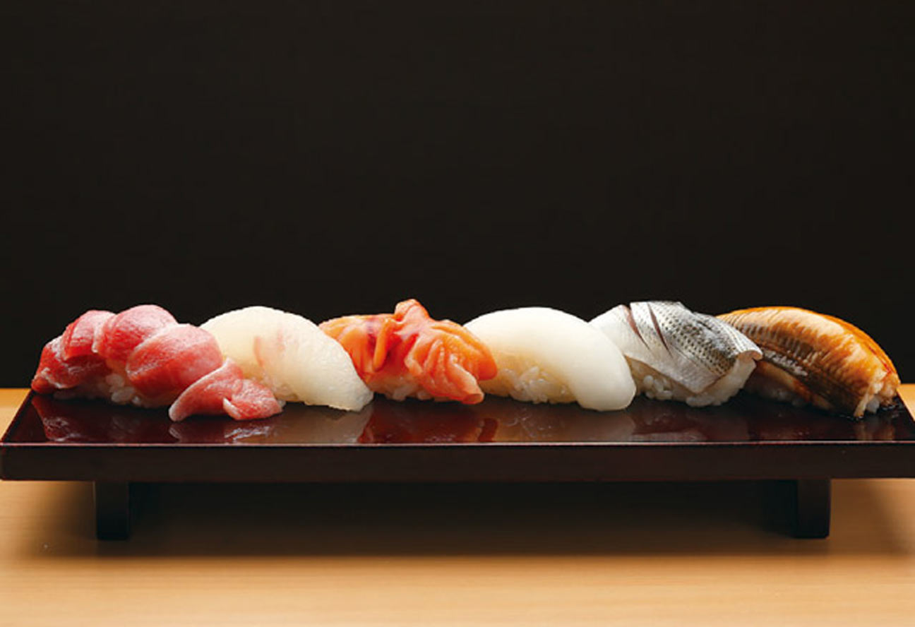 A plate of fresh sushi at Imayoshi Otemachi Sushi