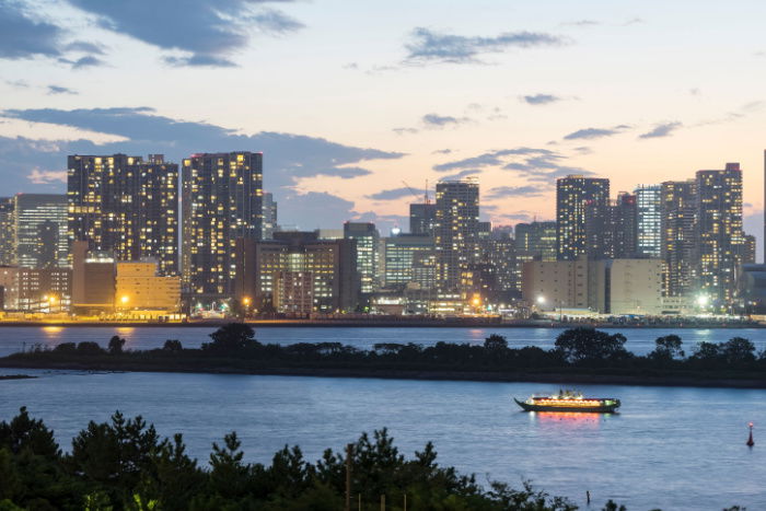 Yakatabune and Tokyo dusk skyline