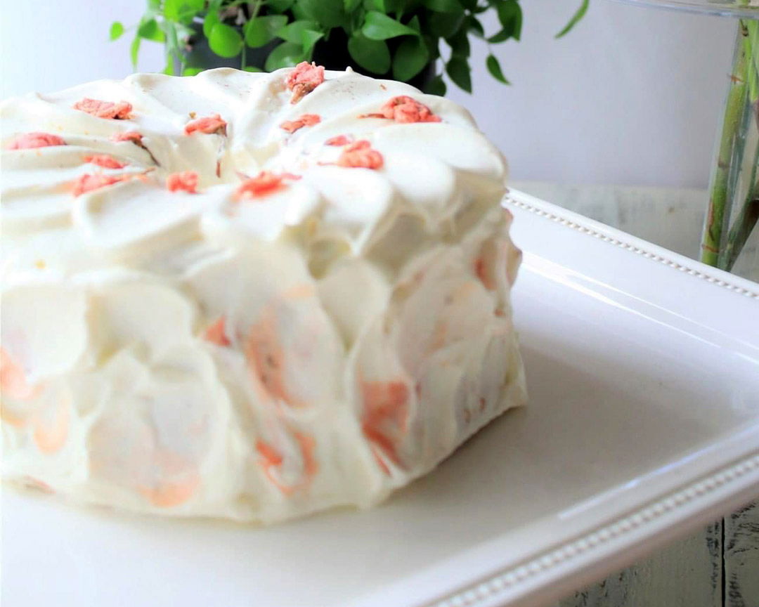 A fresh sakura chiffon cake made in this Tokyo baking class.