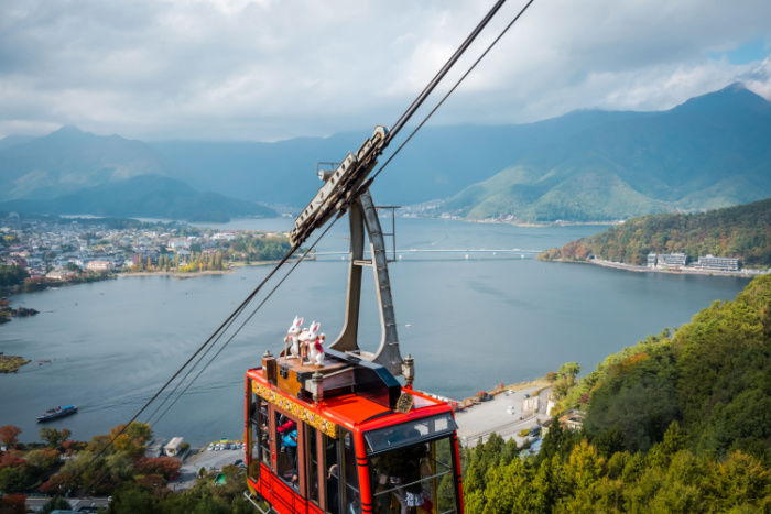 Kachi Kachi Ropeway Cable Car with Lake Kawaguchiko in the background