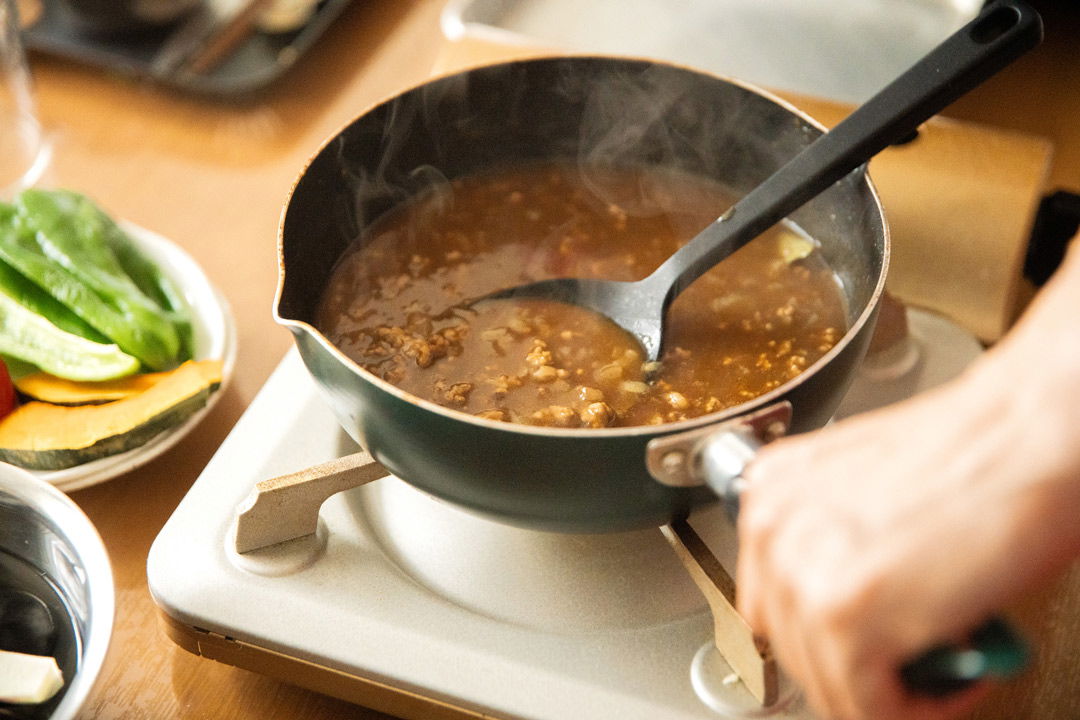 A pot of curry being stirred at a Tokyo cooking class