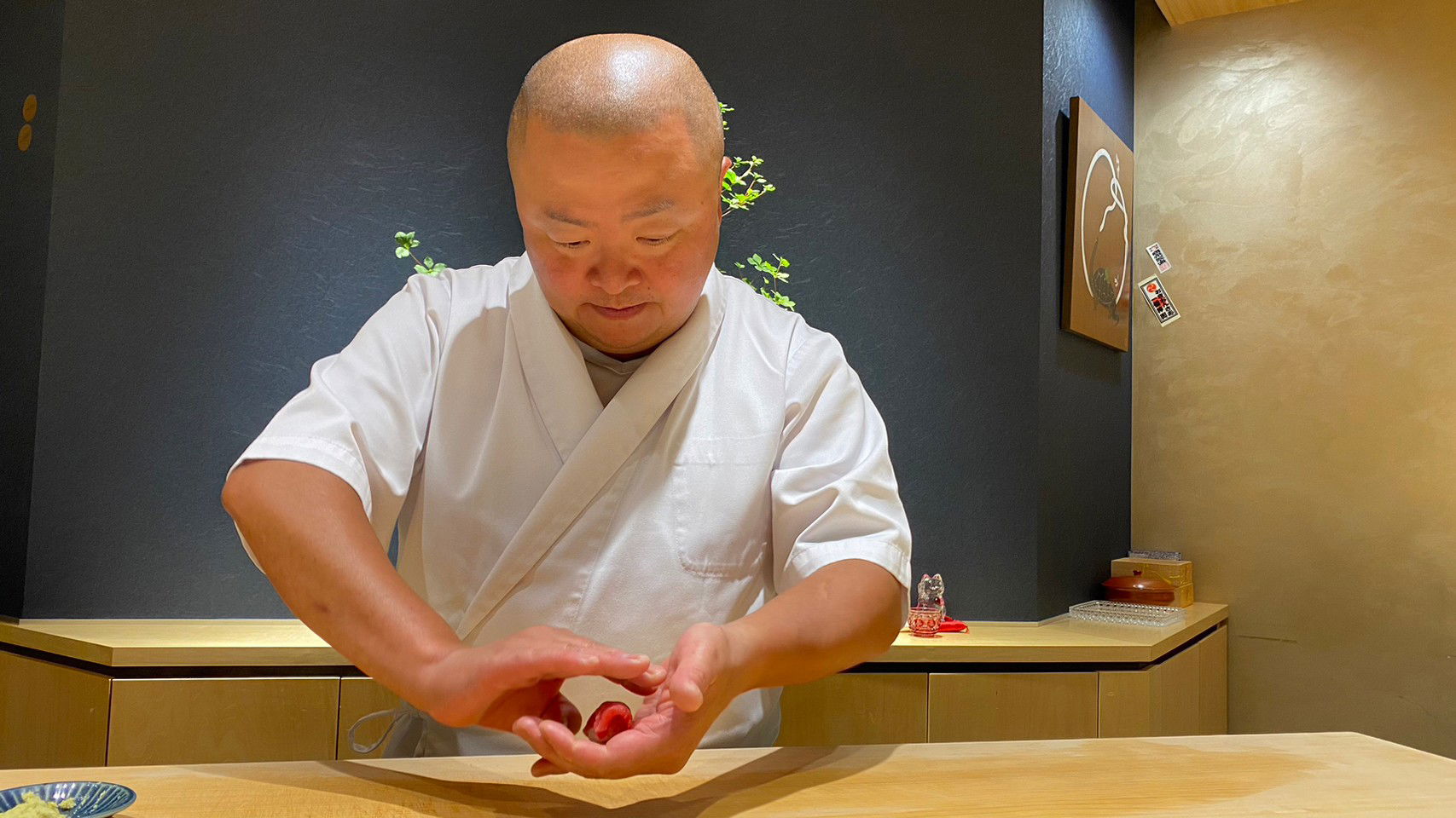 Head chef preparing sushi at Sushi Oumi