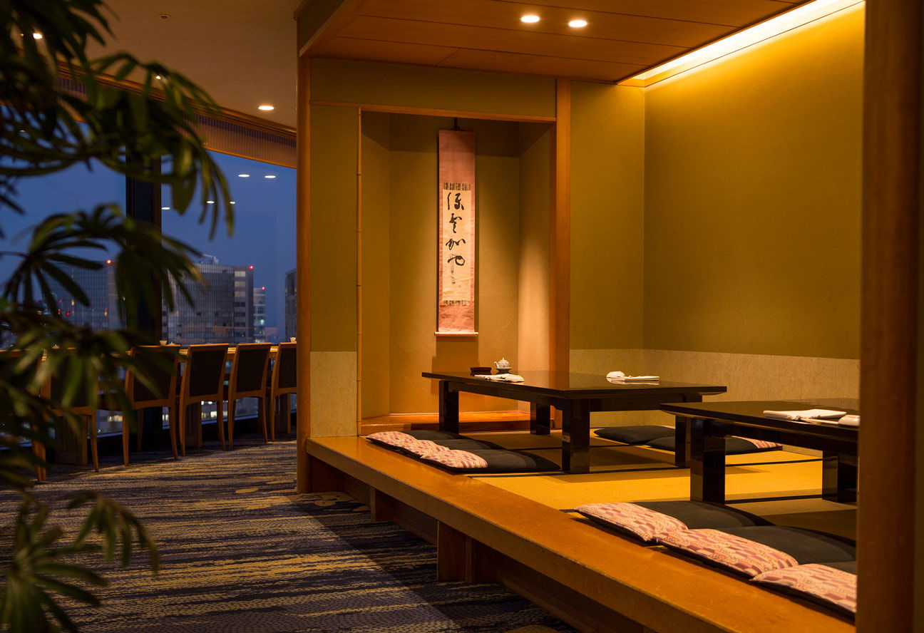 Counter seats and a traditional tatami dining area at Ajikaido Gojusantsugi.