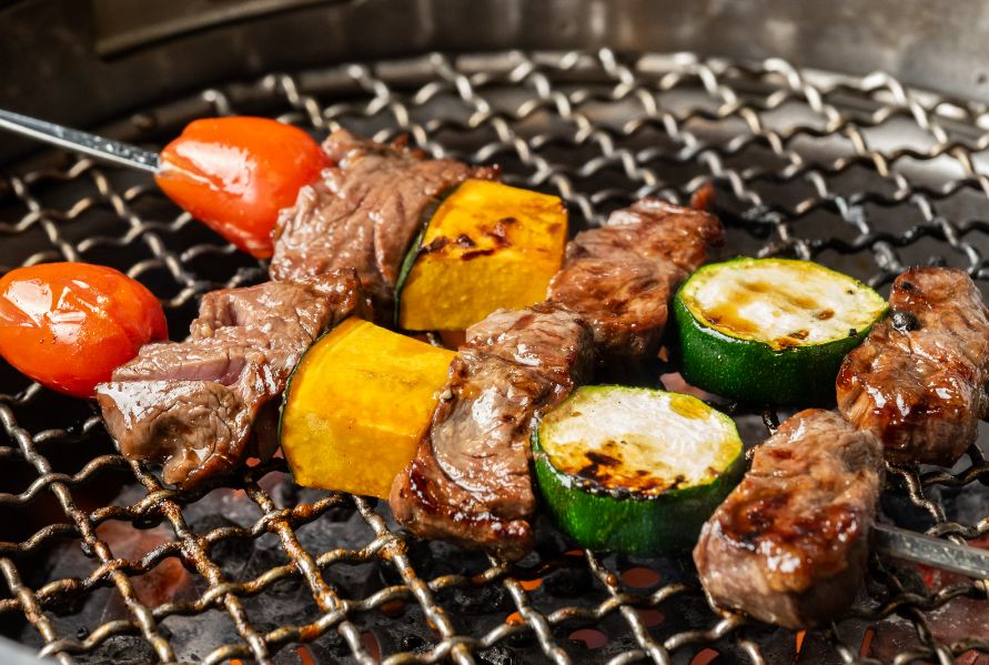 Wagyu beef skewers at Ushi ni Kanabou Azabu-juban, alternating between peppers, zucchini and premium meat.