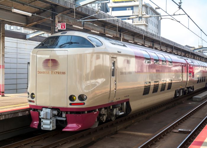 A photo of the exterior of the sleeper train Sunrise Izumo