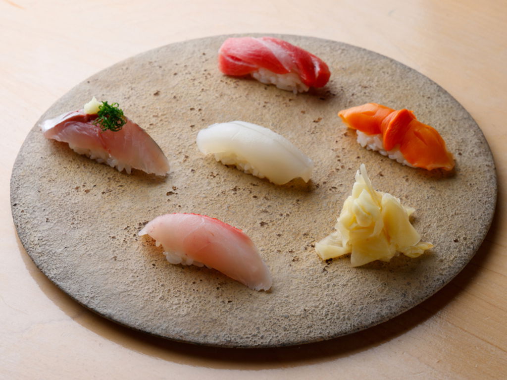 A picturesque plating of nigiri sushi options at Ginza Shibahama.