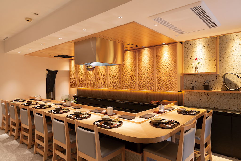 The chic counter seating of Nishiazabu Tempura Uoshin, prepared and awaiting guests.