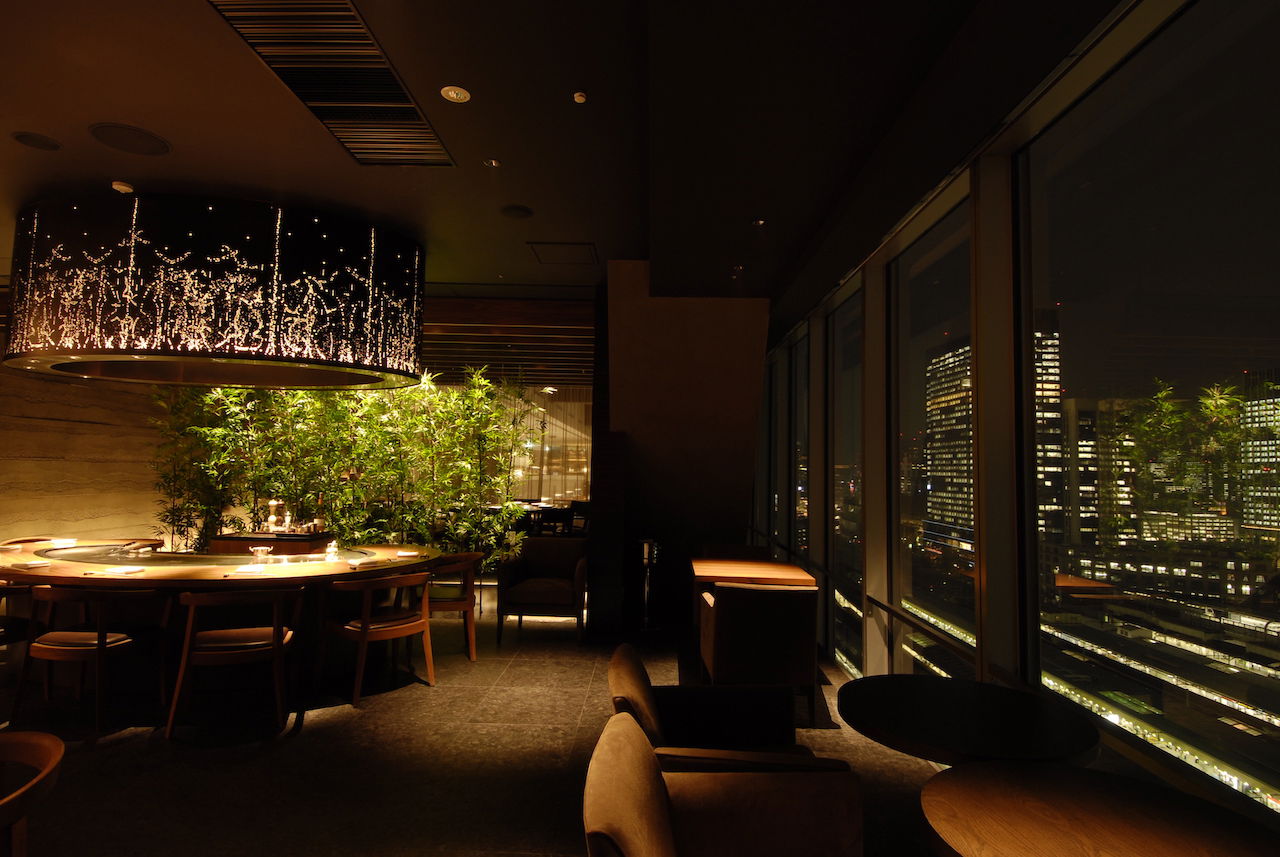 The lush interiors of XEX TOKYO / Teppanyaki An, with enviable views over the Tokyo skyline.