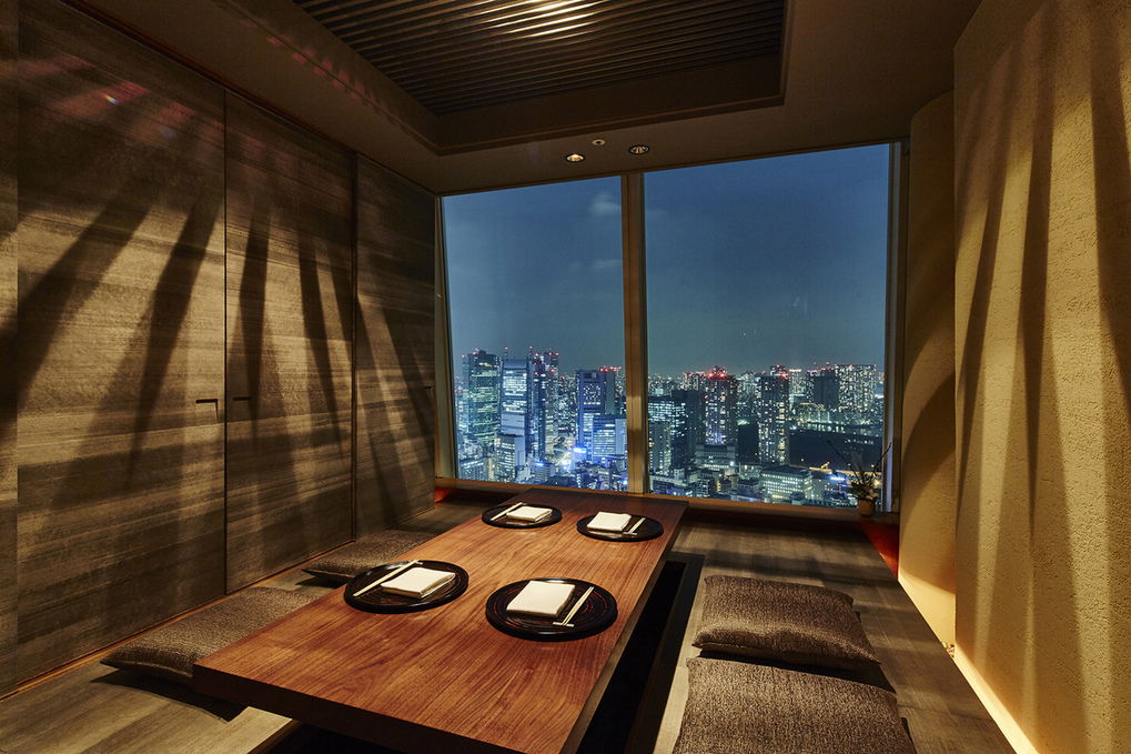 The private dining room of XEX ATAGO GREEN HILLS / tempura & sushi An, offering unbeatable views over the city of Tokyo.