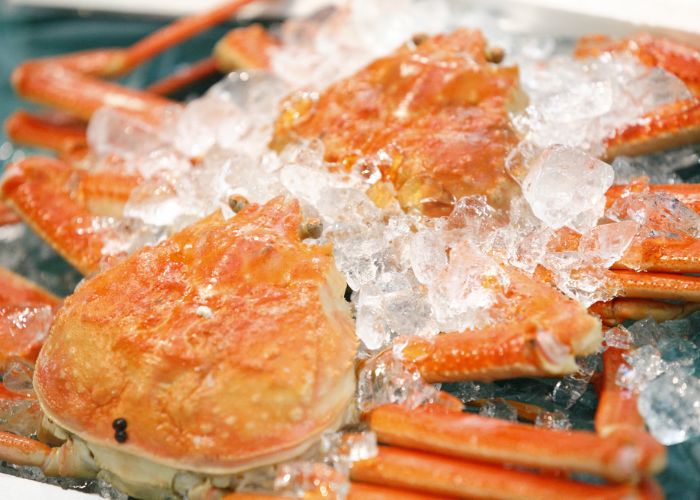 A photo of fresh snow crab at a market.