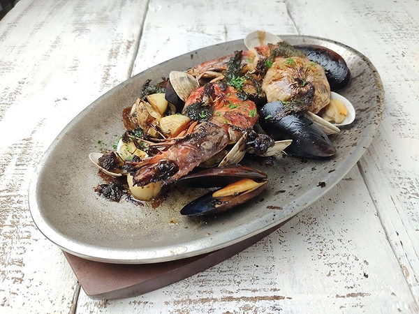 Gourmet seafood platter with shrimp and mussels